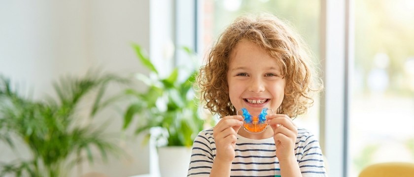 Child with colourful removable braces – braces for children in Vienna